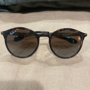 Polarized round lenses Rayban sunglasses excellent condition
